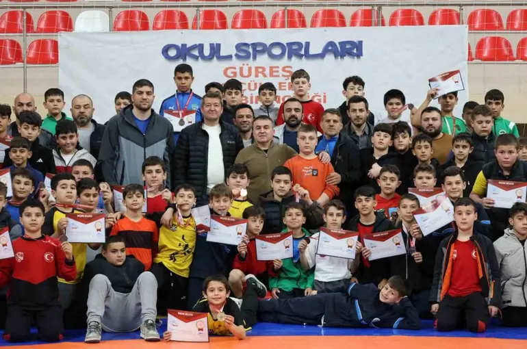 Bilecik’te 400 sporcu minderde ter döktü
