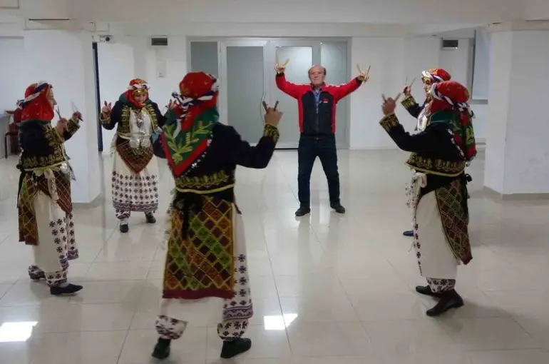 Bilecik’te 45 yıldır halk oyunu öğretiyor
