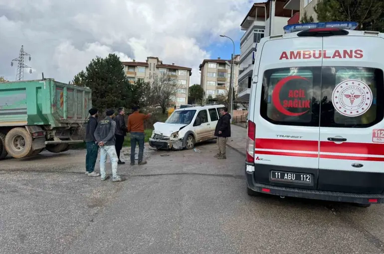 Bilecik’te kamyon ile hafif ticari araç çarpıştı; 4 yaralı
