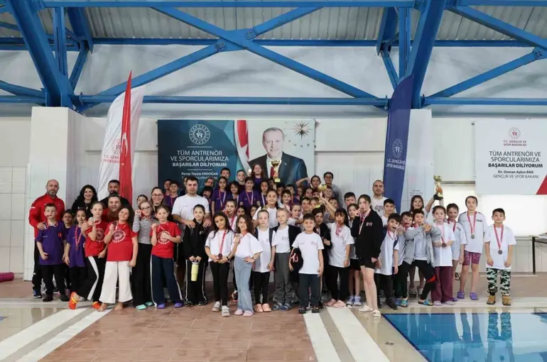 Bilecik’te küçük yüzücülerden madalya mücadelesi
