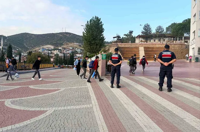 Bilecik’te okul çevrelerinde sıkı denetim: 397 şahıs kontrol edildi
