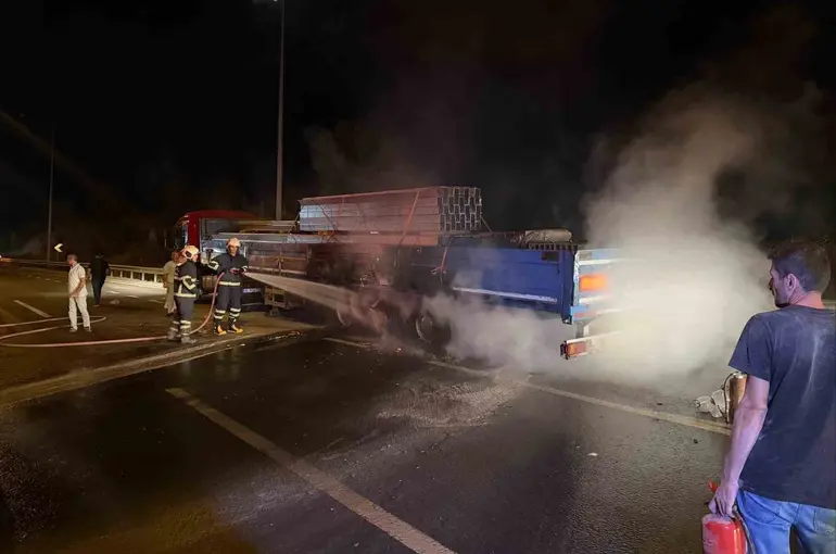 Bilecik’te seyir halindeki tırın lastiği tutuştu
