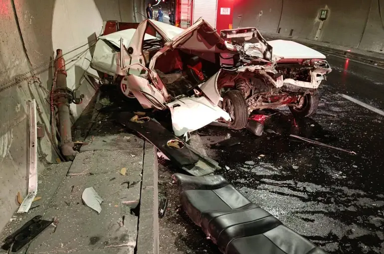 Bilecik’te traktöre çarpan otomobil hurdaya döndü: 1 yaralı

