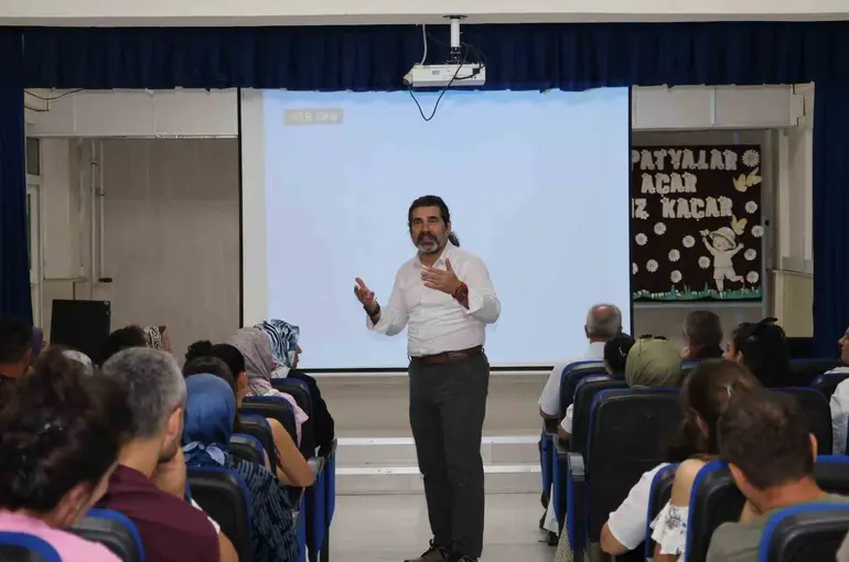 Bilecik’te Velilere Türkiye Yüzyılı Maarif Modeli eğitimi verildi
