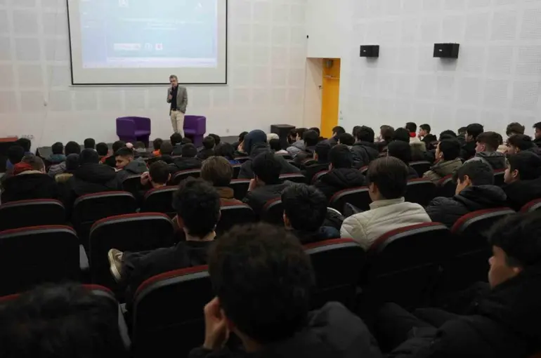 Bilim Merkezinde dronlar ve kullanımı söyleşisi
