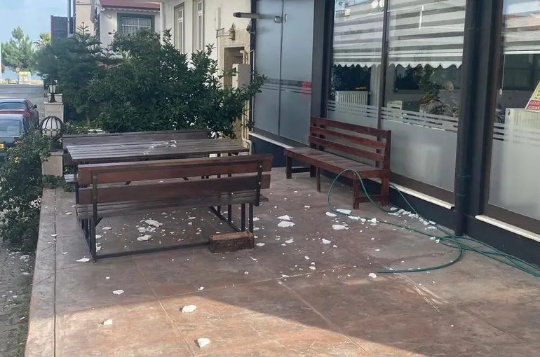 Binadan düşen sıva parçaları tehlike saçıyor
