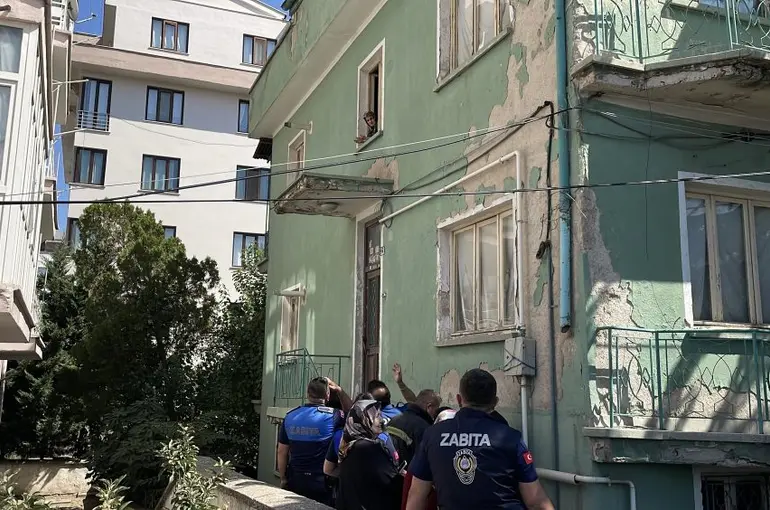 ‘Binadan kötü koku' ihbarı ekipleri alarma geçirdi, gerçek bambaşka çıktı