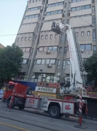 Binanın dış cephesindeki beton parçalar yayaların arasına düştü
