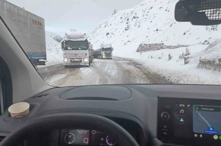 Bingöl-Erzurum kara yolunda kar etkisi: Uzun araç kuyrukları oluştu
