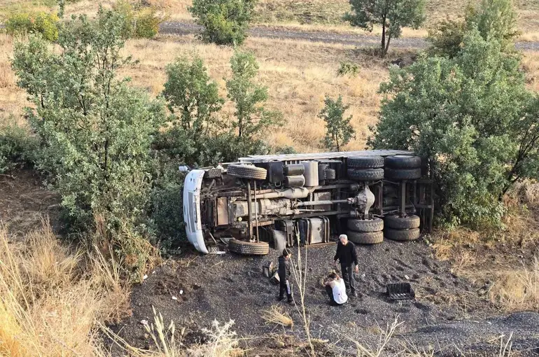 Bingöl’de kamyon devrildi: Sürücü ağır yaralandı
