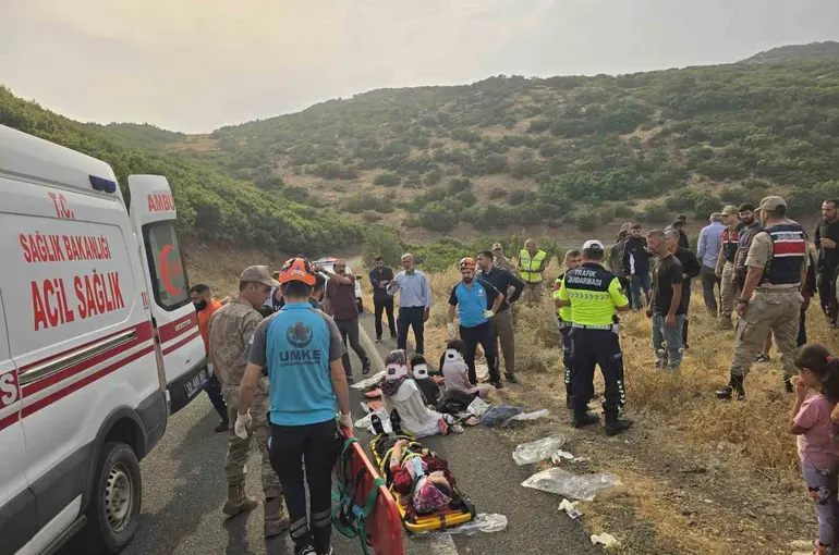 Bingöl’de minibüs şarampole yuvarlandı: 10 yaralı
