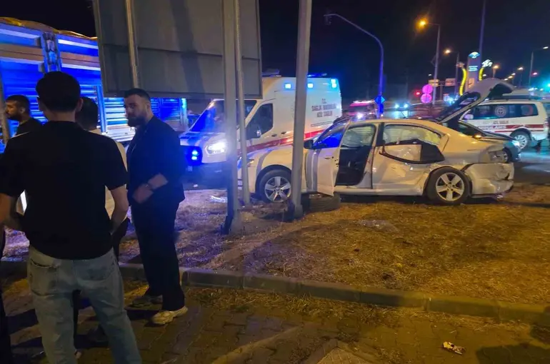 Bingöl’de otomobil ile tır çarpıştı: 5 yaralı
