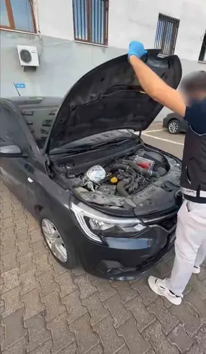 Bingöl’de otomobilin motor bölümünde esrar ele geçirildi: 3 tutuklama
