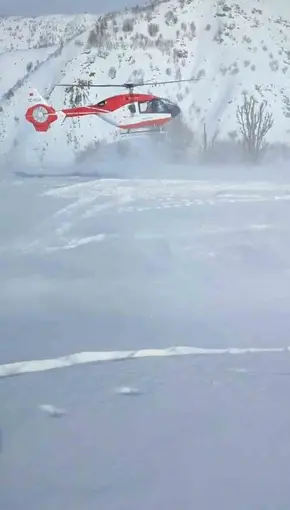 Bingöl’de rahatsızlanan genç, ambulans helikopterle hastaneye yetiştirildi
