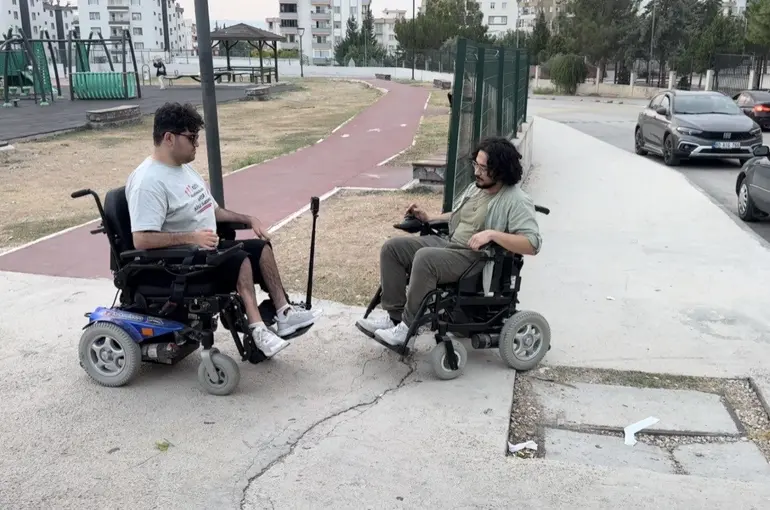 Bir günlüğüne akülü sandalyeye bindi, engelleri yaşayarak gördü
