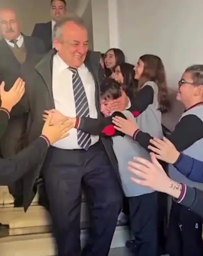 Bir ömürlük eğitimin son zili: 46 yıllık öğretmenlik yolculuğuna alkışlarla veda
