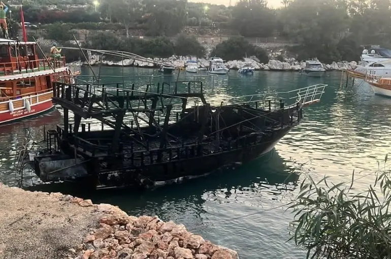 Bir teknede başlayan yangın diğerlerine de sıçradı: 6 tekne zarar gördü
