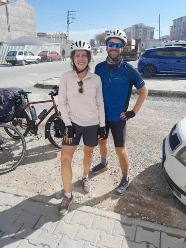 Bisikletle Almanya’dan yola çıkıp, 10 ülkeyi geçip Konya’ya ulaştılar