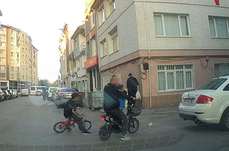 Bisikletli çocuk aracın altında kalmaktan son anda kurtuldu
