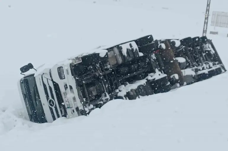 Bitlis-Tatvan yolunda maddi hasarlı tır kazası
