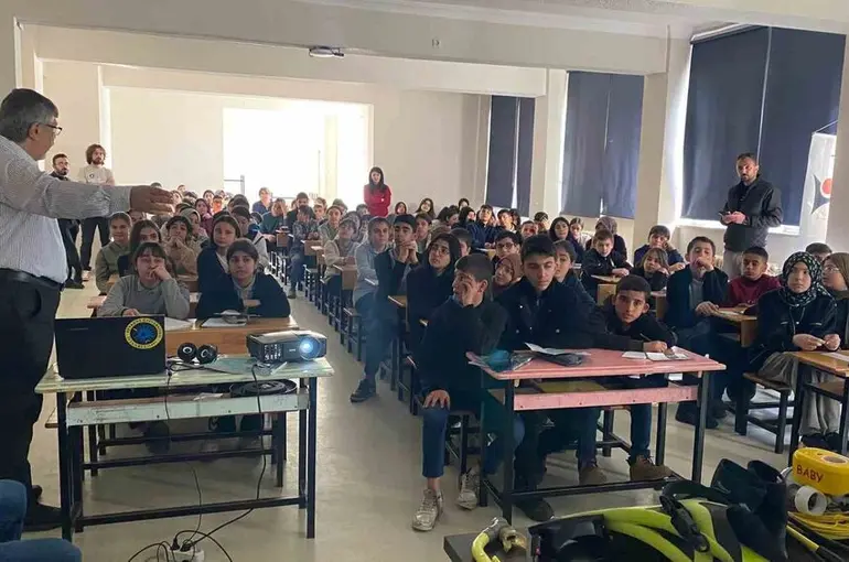 Bitlis, Van ve Muş illerindeki öğrenciler "Mavi Bilim’le" buluştu
