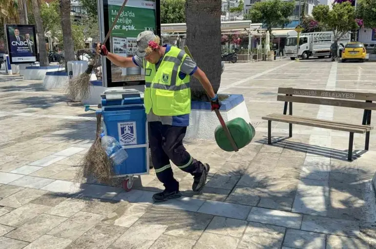 Bodrum sokaklarını müzikle temizliyor
