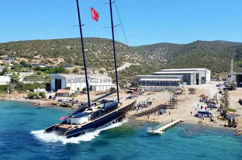 Bodrum’da 978 milyon liralık dev yelkenli suya indirildi
