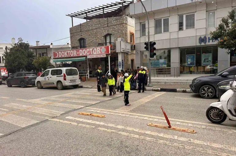 Bodrum’da öğrencilere uygulamalı trafik eğitimi
