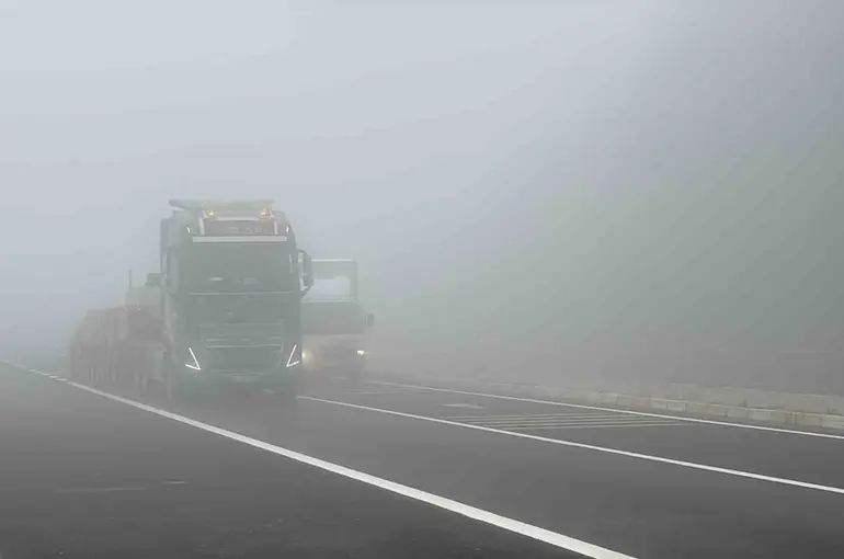 Bolu Dağı sisle kaplandı, görüş mesafesi 20 metreye düştü
