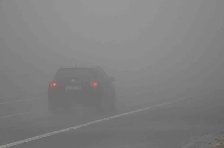 Bolu Dağı’nda göz gözü görmüyor: Görüş mesafesi 25 metreye düştü
