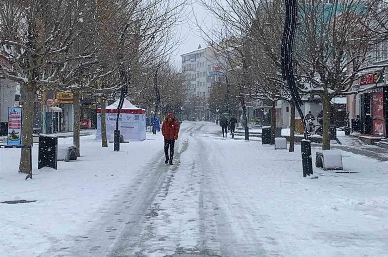 Bolu güne beyaz örtüyle uyandı
