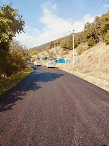 Bolu’da 7,2 kilometrelik köy yolu sıcak asfaltla buluşuyor
