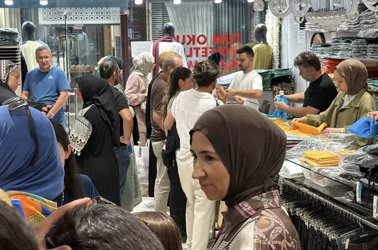Bolu’da aileler okul öncesi alışverişinde: İğne atsan yere düşmez

