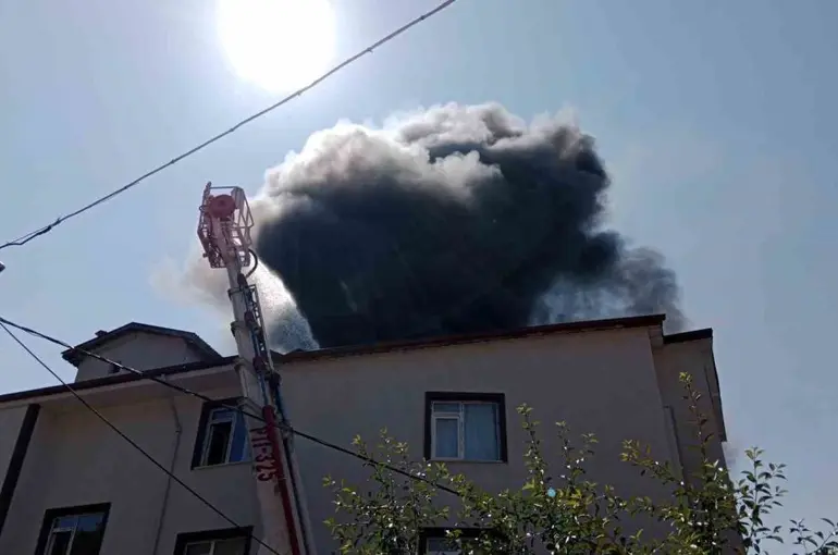 Bolu’da apartmanın çatı katı alev alev yandı
