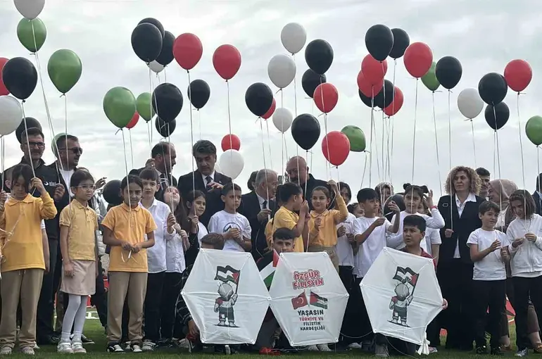Bolu’da binlerce öğrenci Gazzeli çocuklar için yürüdü: Gökyüzüne umut uçurdular
