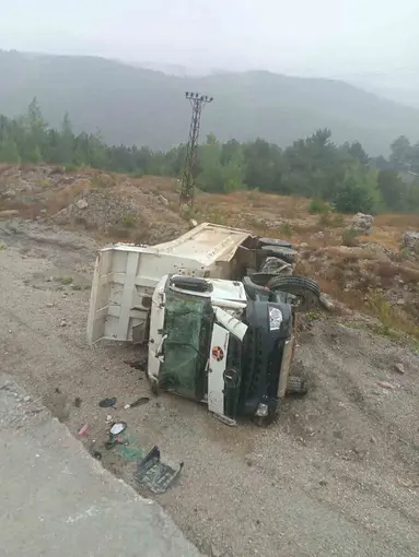 Bolu’da hafriyat kamyonu şarampole devrildi: 1 yaralı

