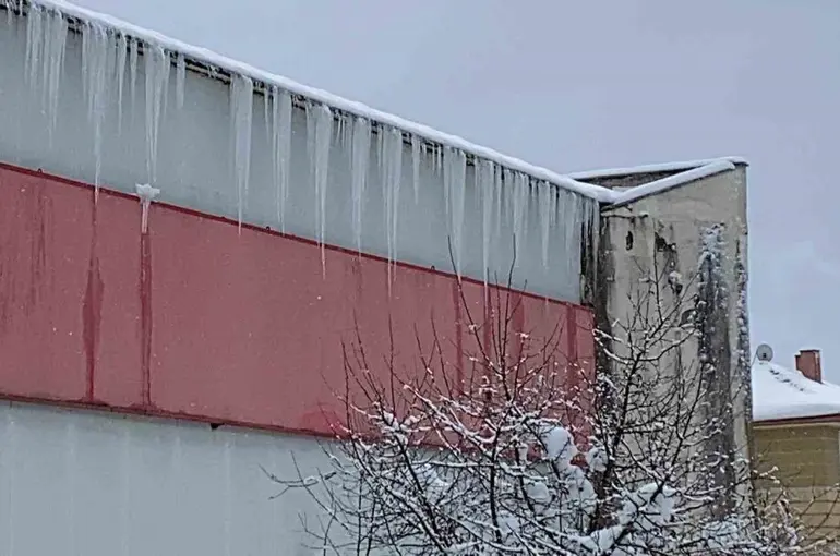 Bolu’da kar ve buz kütleleri tehlike saçıyor
