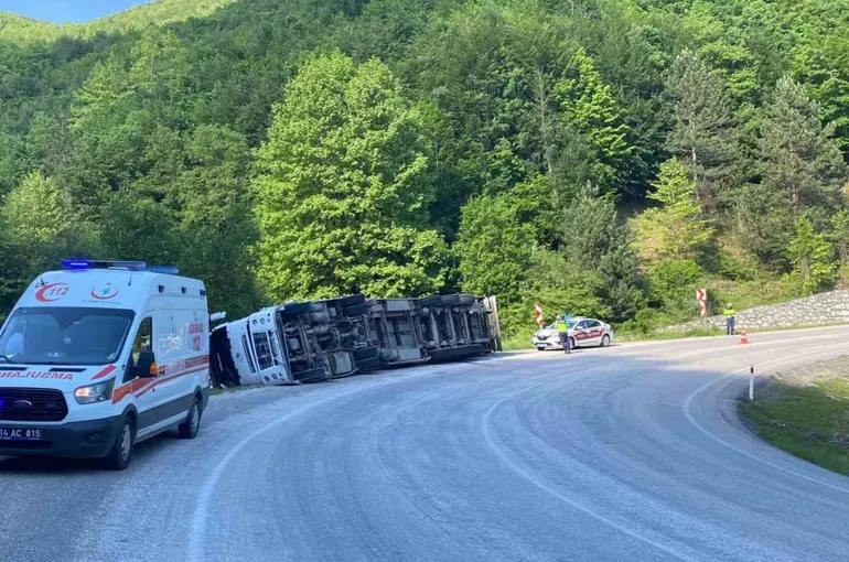 Bolu’da kontrolden çıkan tır devrildi
