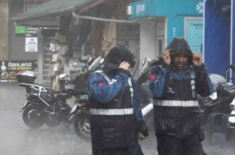 Bolu’da kuvvetli sağanak hayatı olumsuz etkiledi
