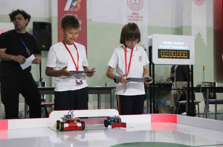 Bolu’da öğrenciler tasarladıkları mini robotlarla yarıştı
