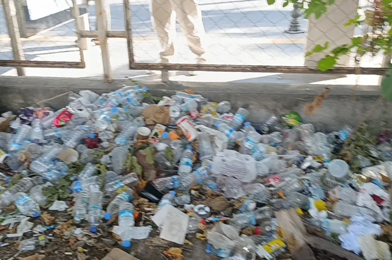 Boş araziyi çöp yuvasına döndürdüler
