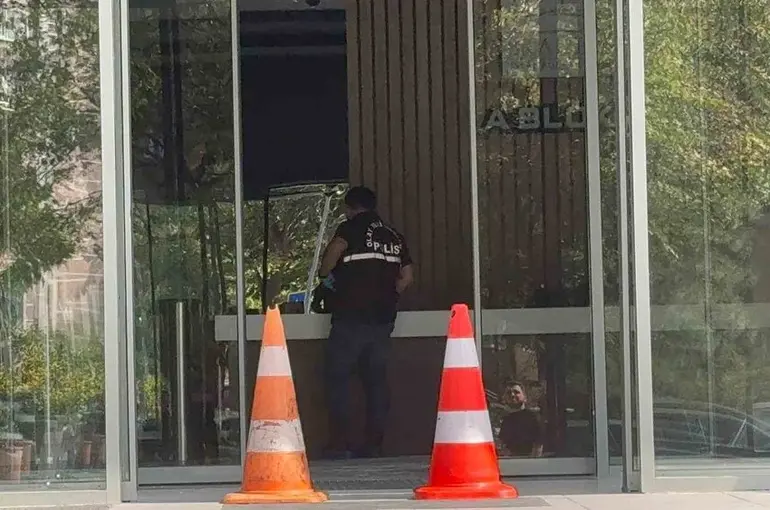 Boşanma aşamasındaki eşini ayağından vurup kaçtı
