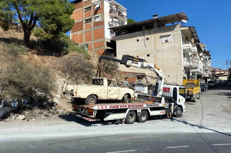 Bozdoğan’da yol kenarları hurda araçlardan temizlendi
