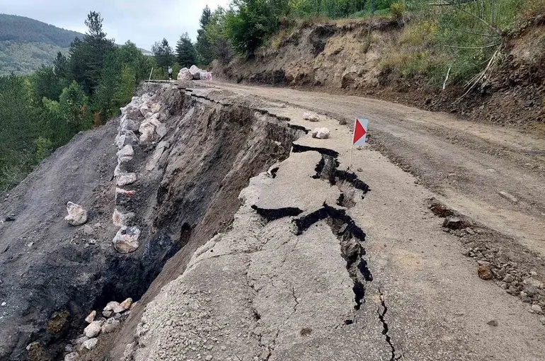 Bozkurt’ta heyelan: Köy yolu ulaşıma kapandı

