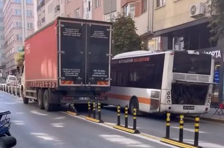 Bozulan otobüs yolu kapadı, kamyon dubaları çiğneyerek yoluna devam etti
