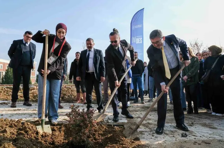 BŞEÜ’de kampüse yeni fidanlar dikildi
