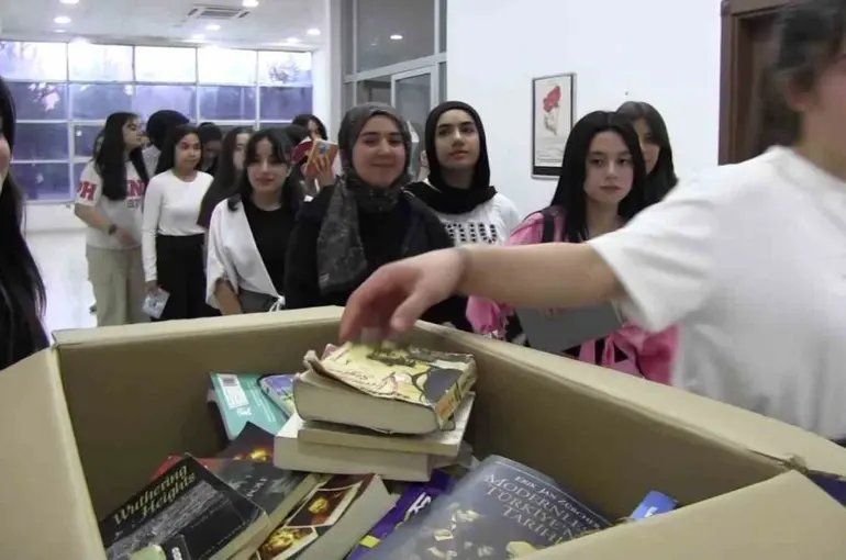 Bu gösteri biletle değil, kitapla seyrediliyor
