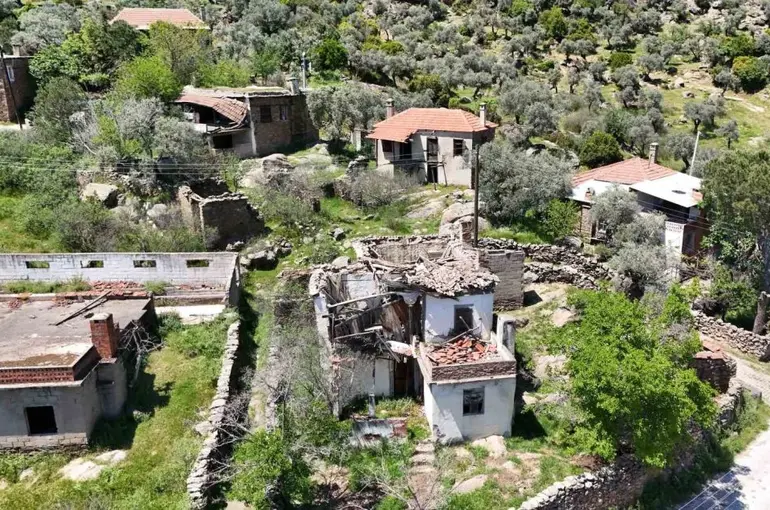 Bu köy savaş gördüğü için değil gençler terk ettiği için bu hale geldi
