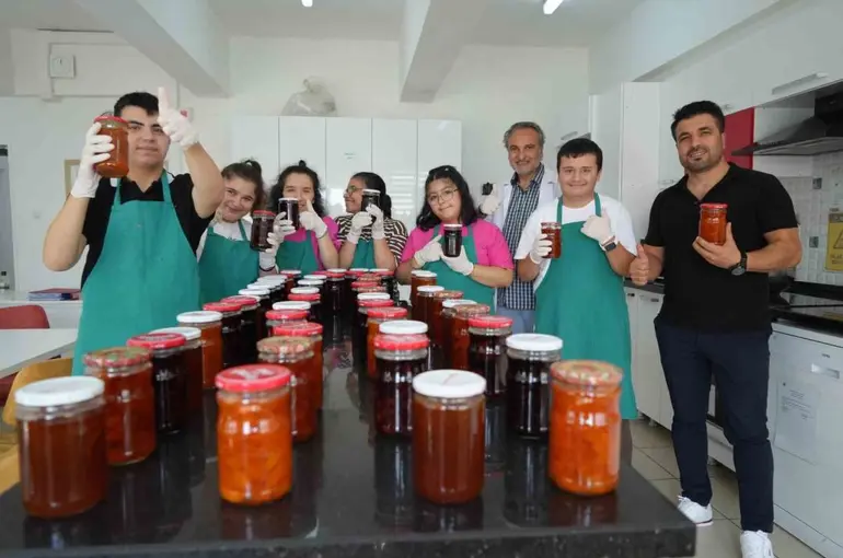 Bu okulda yaz tatili yok, özel çocuklara eğitim ve eğlence var
