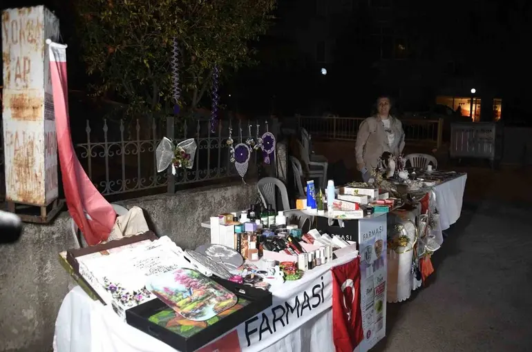 Bu sokakta eğlence ve alışveriş bir arada
